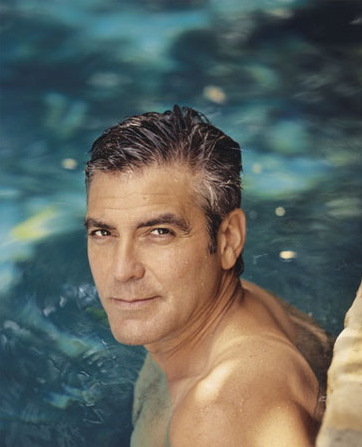 George clooney en una piscina mirando hacia la cámara