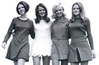 cuatro mujeres con minifaldas