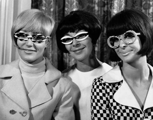 tres mujeres con gafas tipicas sesenteras