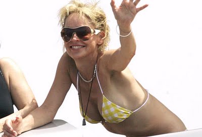 Sharon Stone con bikini y gafas de sol saludando